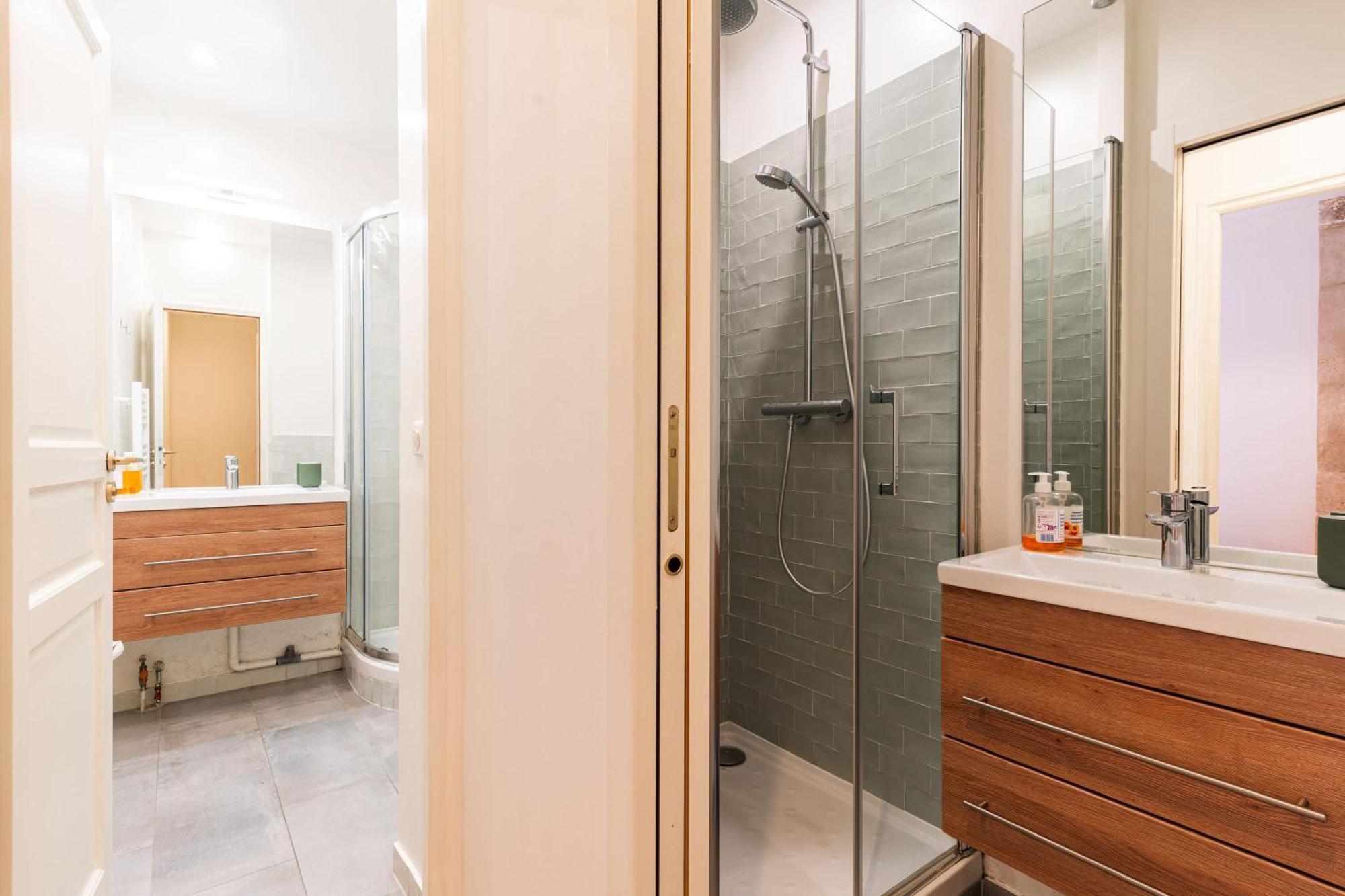 Loft 4 Bedroom Montmartre Pigalle Ac By Lcc Agency Paris Bagian luar foto